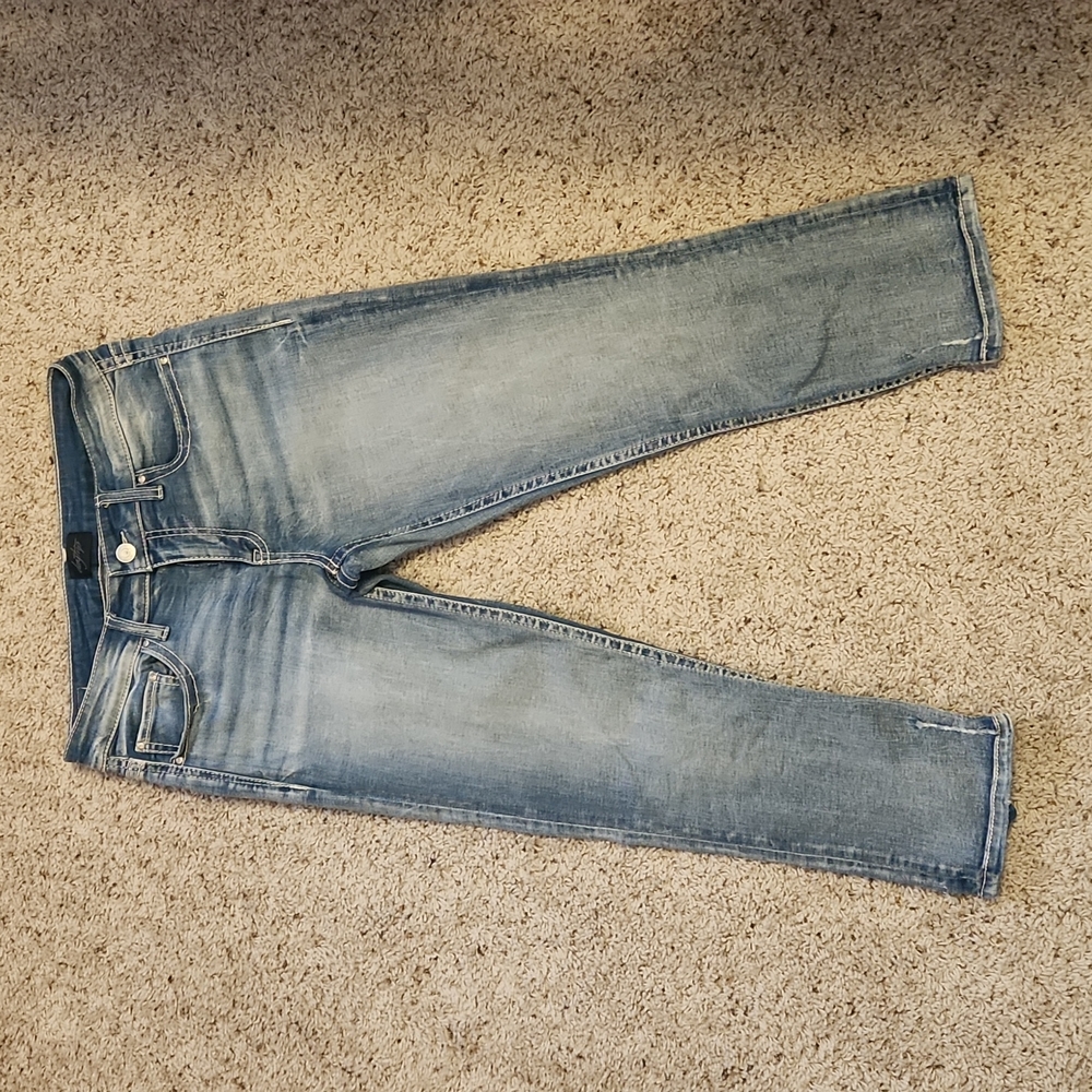 Daytrip Capris light wash minimal distressing